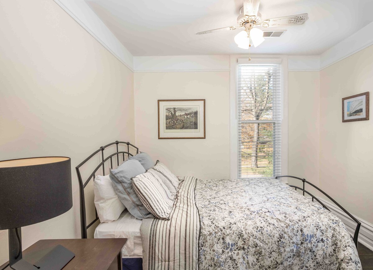 Druhá spálňa s manželskou posteľou na poschodí má spoločnú kúpeľňu s vaňou/sprchou. 