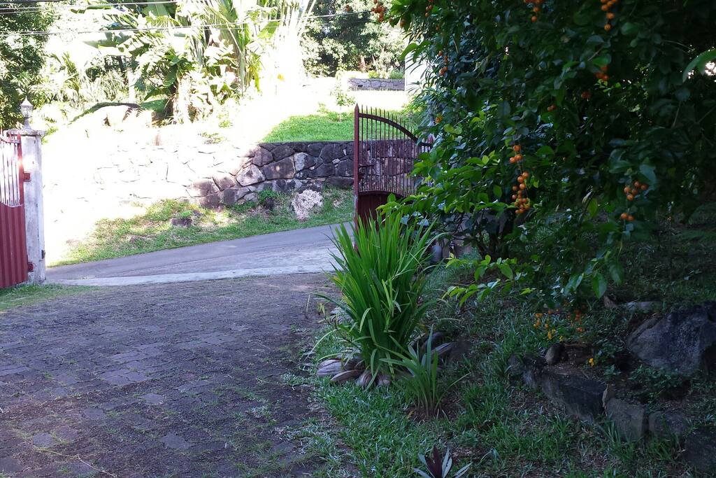 L'entrée de la villa. Pas de vis à vis