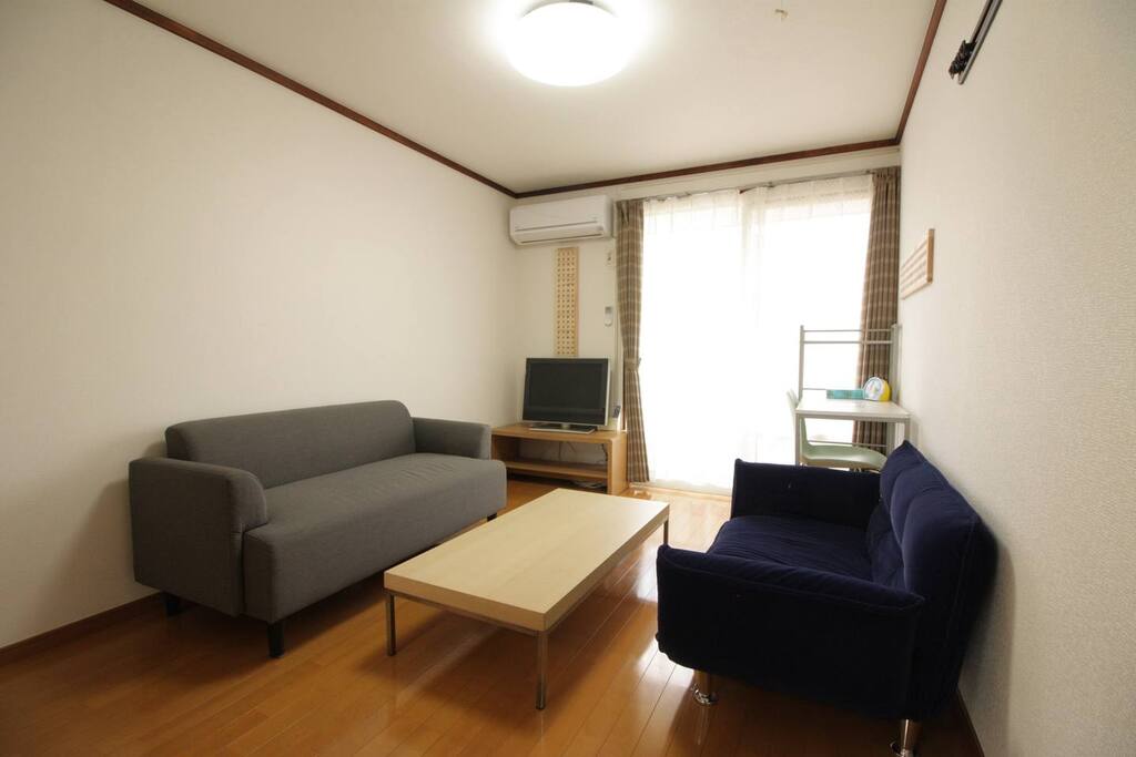 日差しが差し込む明るいリビングです
