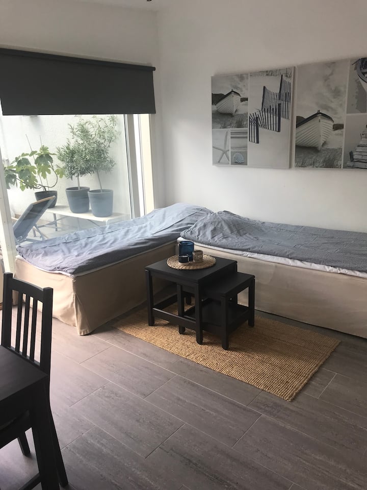 2 90-beds, possibility for an extra mattress if you are three people.