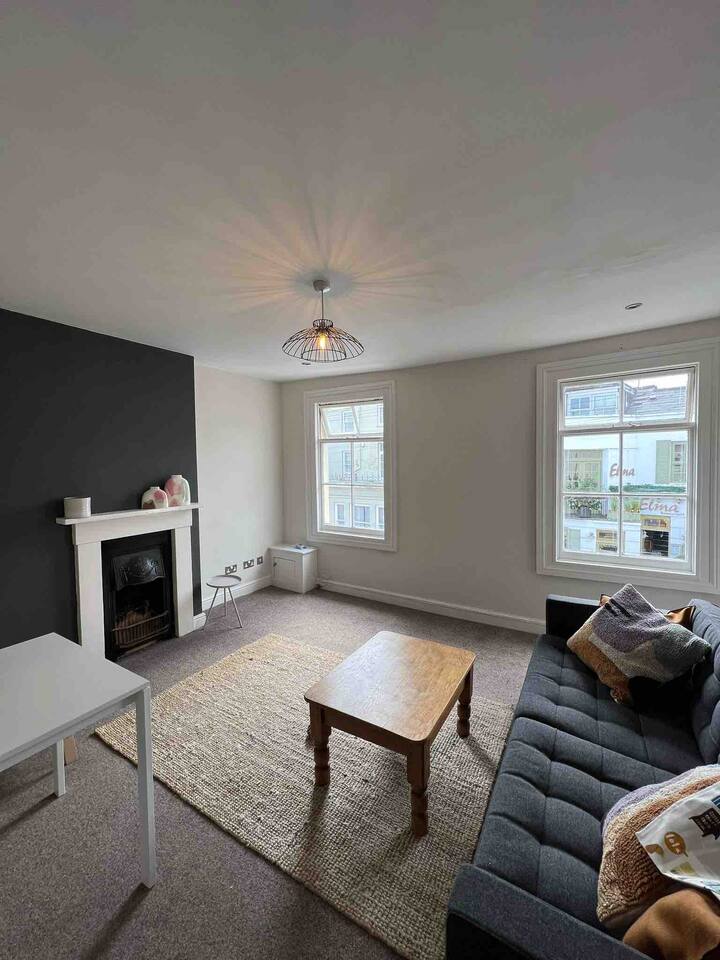 Lola Upstairs - 1 bed flat above wine + coffee bar