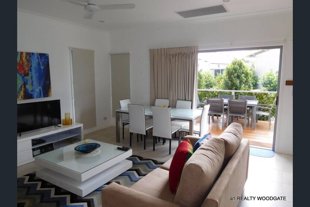 Lounge/Dining