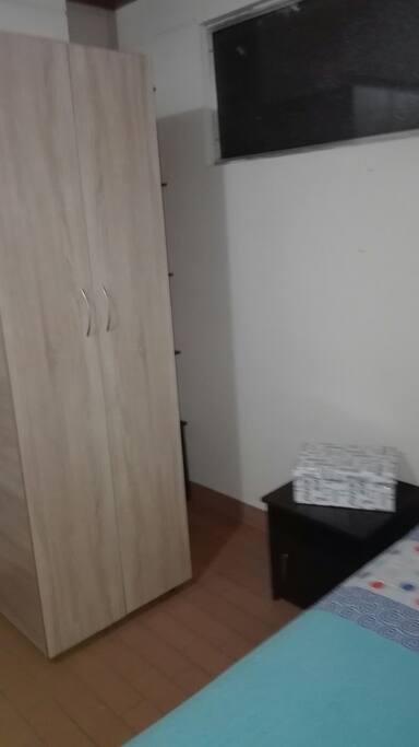 La habitación cuenta con un armario y una estantería
