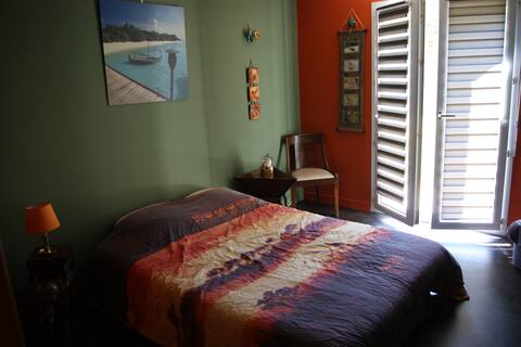 Chambre privée ambiance "savane" dans studio