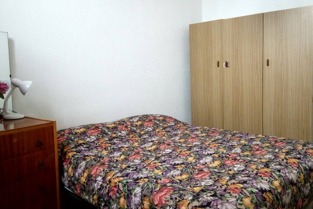 La cameretta, e confortevole e luminosa.