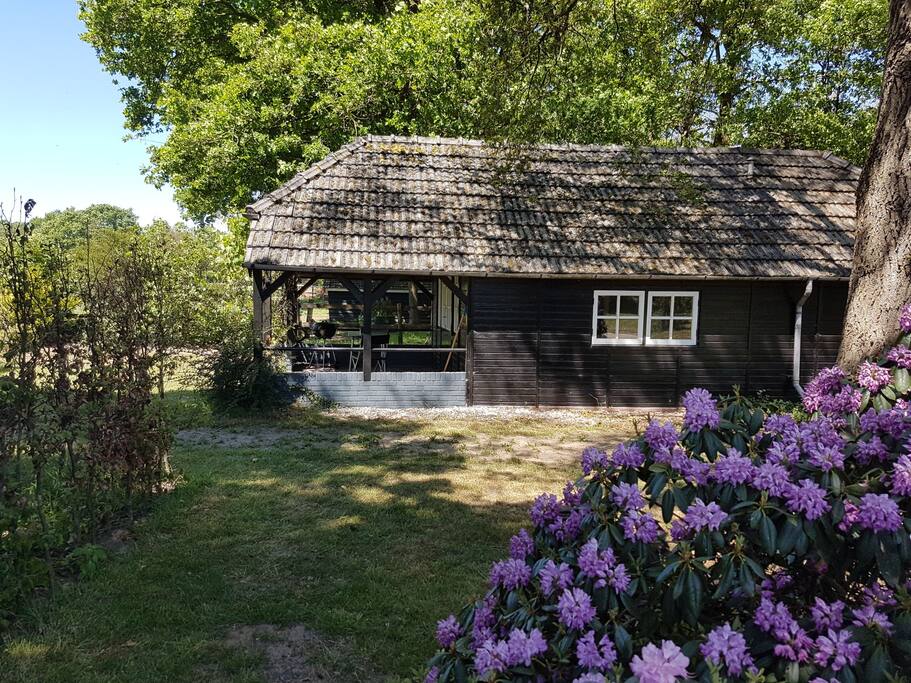 Zijaanzicht vanaf bijbehorende tuin
