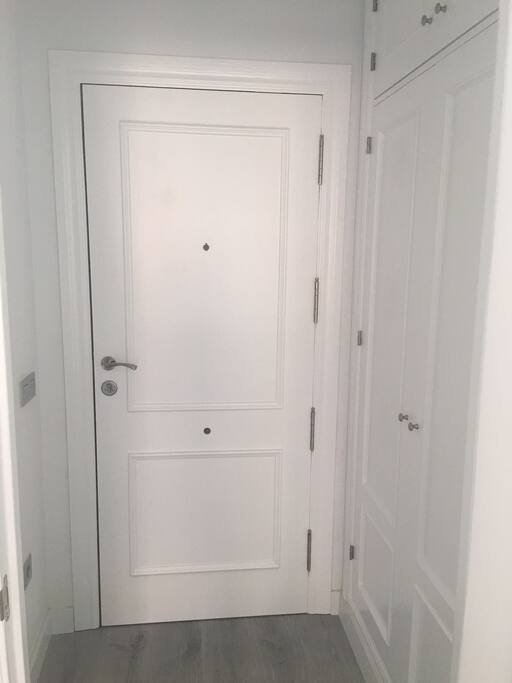 Entrada principal con el vestidor a la derecha