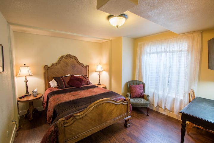 This is the second bedroom. It has a queen sized bed a flat screen TV a desk space,
                         