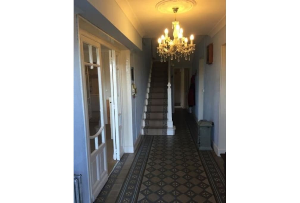 Entrée + escalier chambres