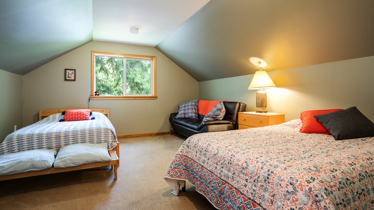 Лофт или трета спалня, над кухненския кът. 2 големи легла плюс разтегателен диван