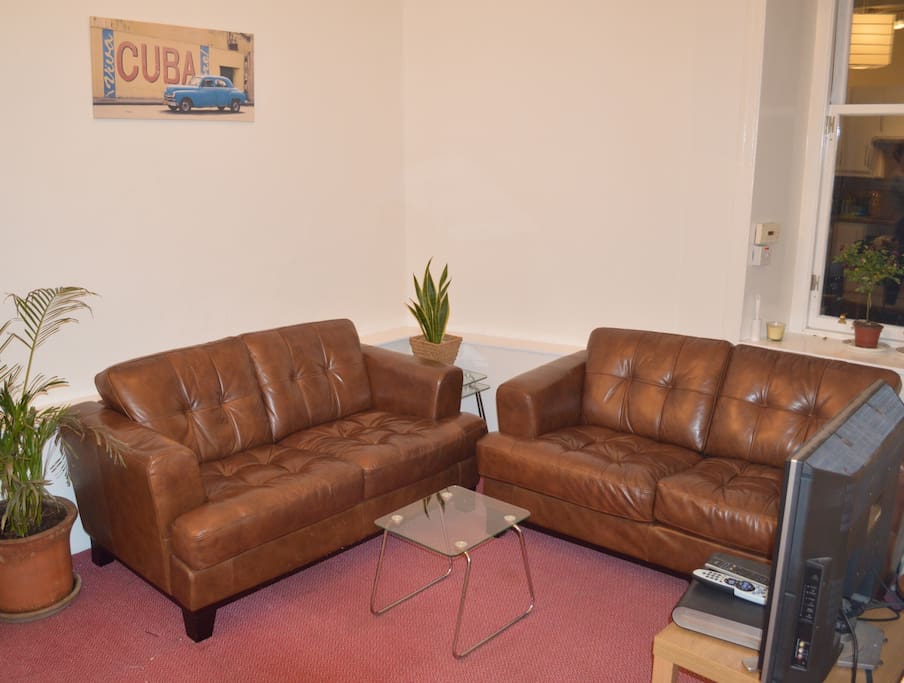 Seating area, open plan to kitchen