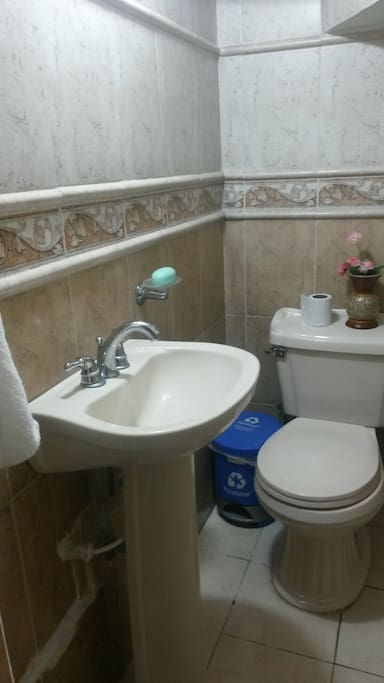 contaras con un baño limpio y de uso exclusivo donde podrás ducharte y hacer todas tus necesidades cómodamente.