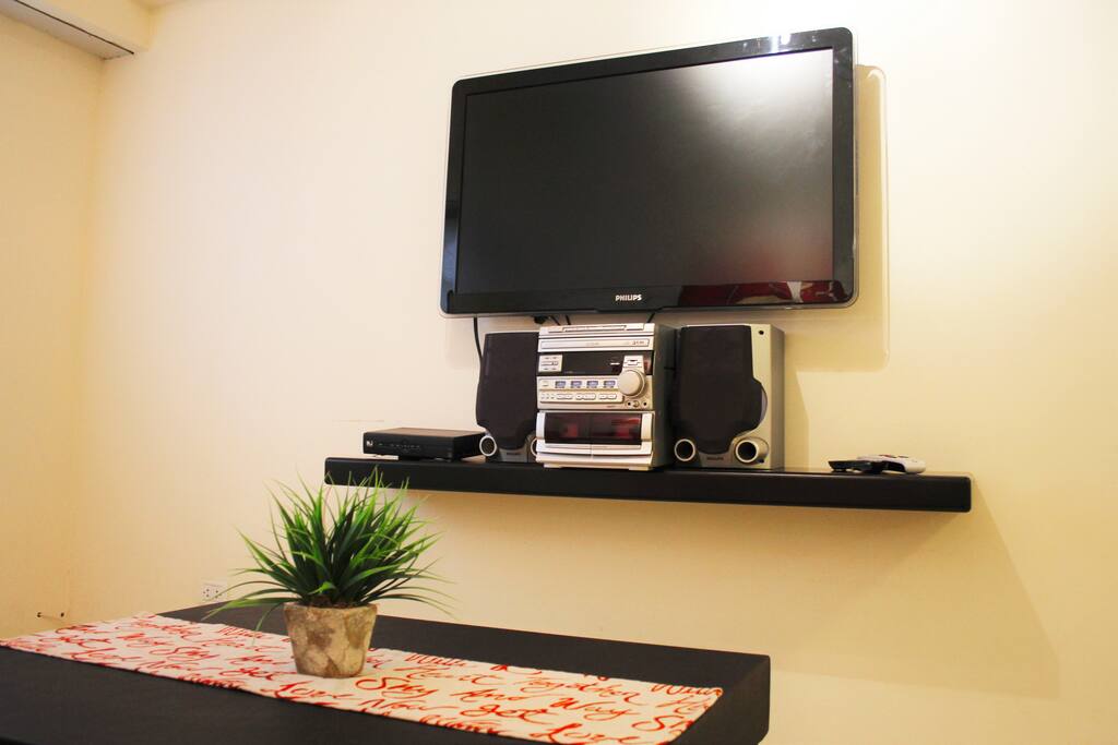 Televisor 42" con DirecTV. Equipo de música.