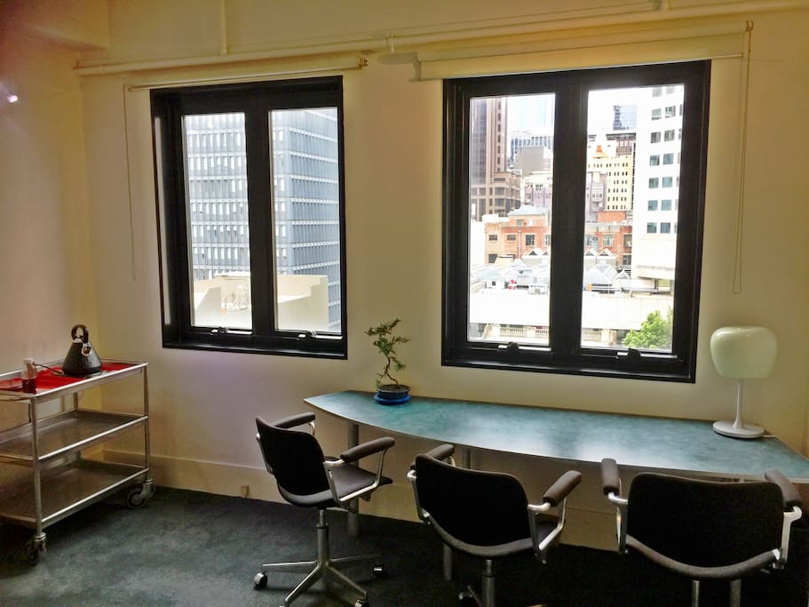Work spaces with a view in the lounge!