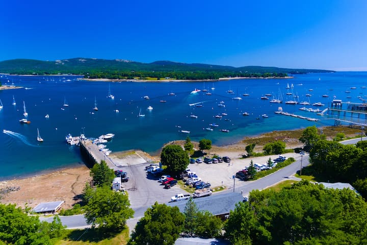 Quaint and cozy waterfront studio with a great location across from harbor!