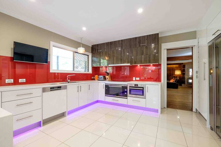 Spacious Hideaway Retreat, Pool , Spa, Acreage gallery image 4