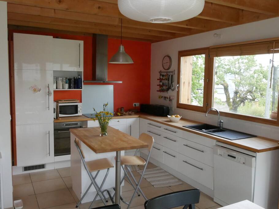 La cuisine ouverte sur la salle à manger