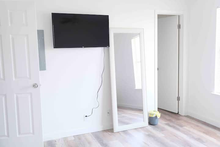 Მთავარი საძინებელი სარკითა და 55"-იანი ტელევიზორით 