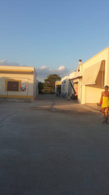 veduta dell'intero plesso dove si trova la casa, il tutto chiuso con cancello