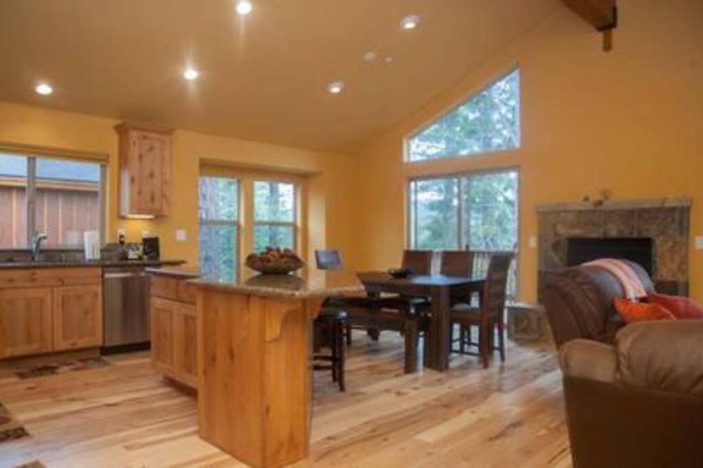 Open and bright greatroom