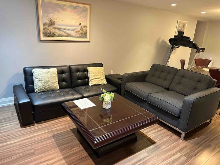 客厅配备日式单人床，黑色皮沙发。 