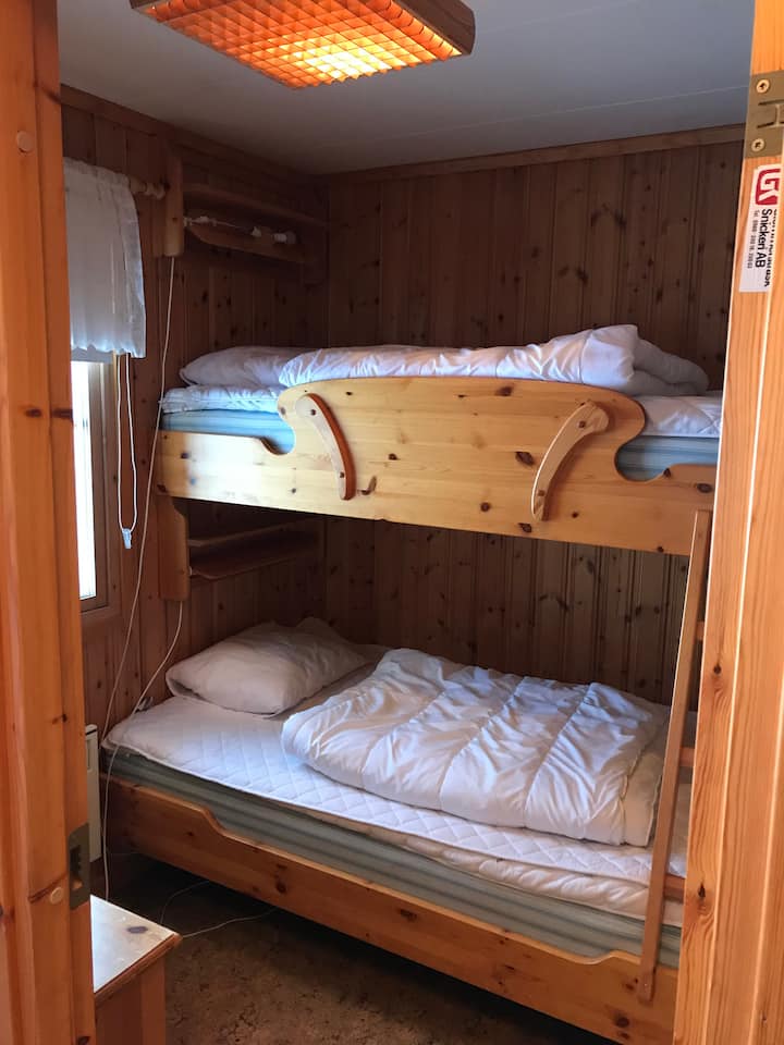 Dormitorio 2 con un pequeño cajón para el almacenamiento a la izquierda junto a la pared.