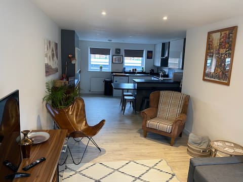 2 bedroom, 6 sleeper apt, close to airport/centre