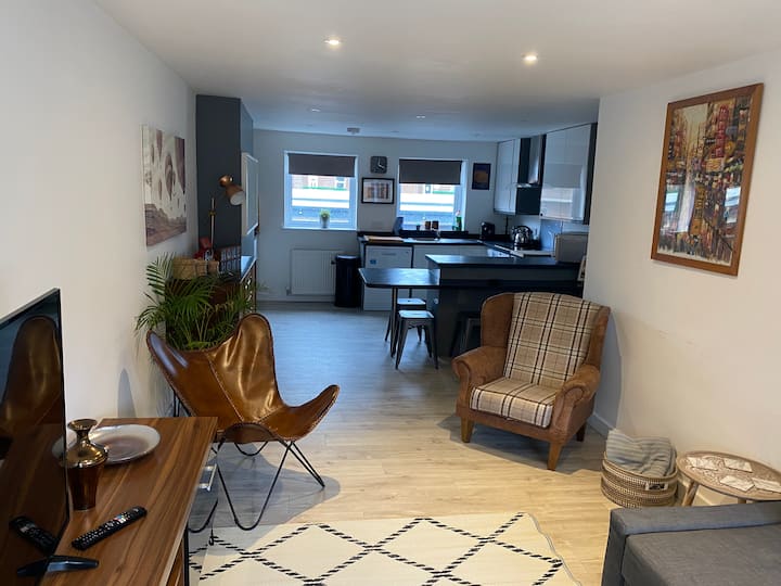 2 bed, high st apt, perfect for Bristol & airport Condominiums for