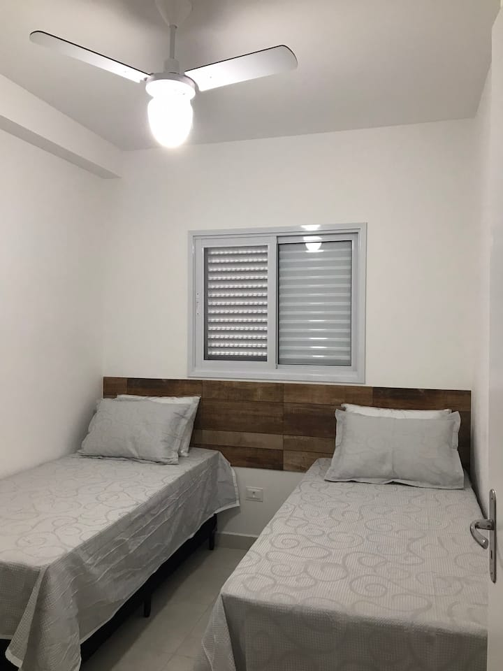 Chumba cha kulala 2 na shabiki mwenye dari kali