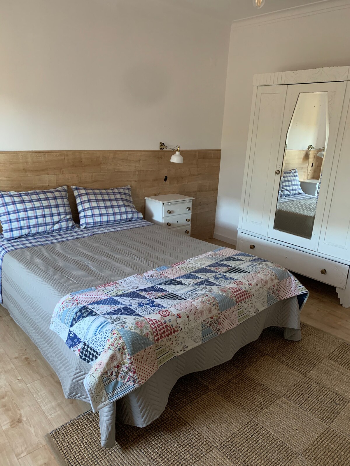 เครื่องทำความร้อนและพัดลมในห้องนอนใหญ่
