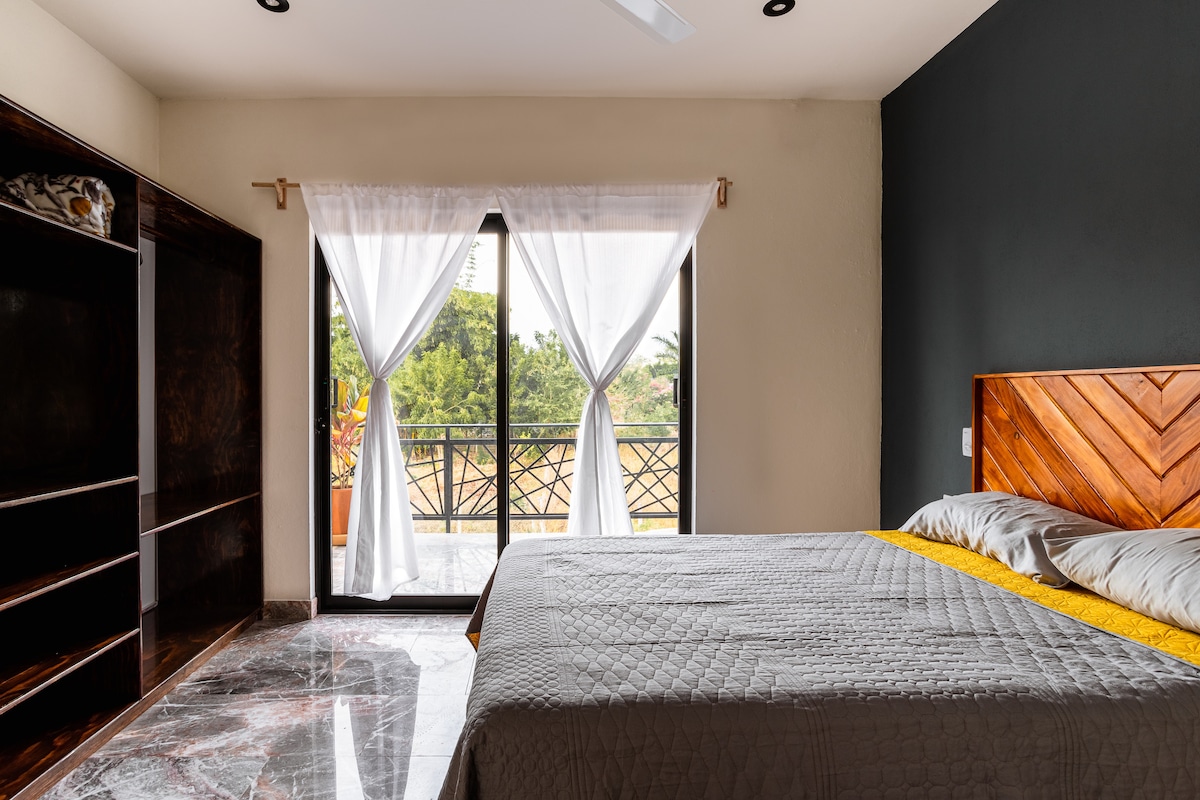 Dodávka s balkónom a výhľadom na bazén 