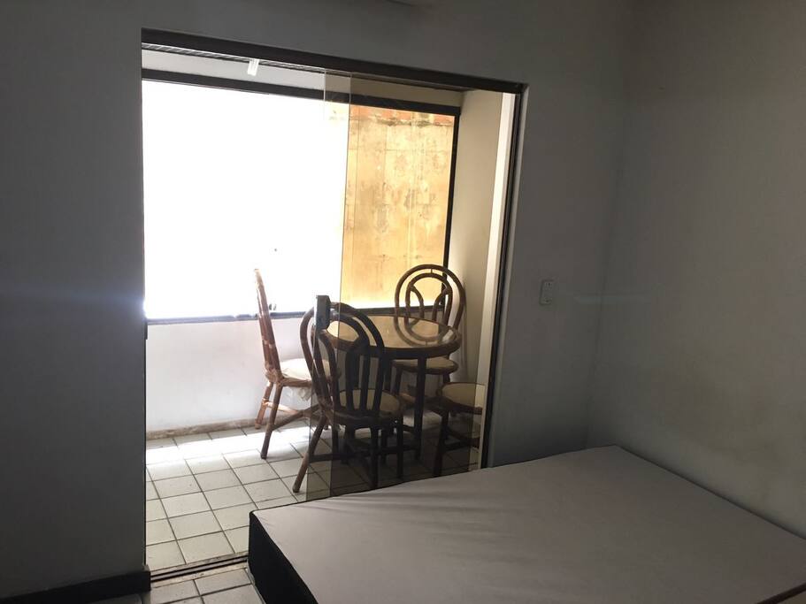 VARANDA COM MESA PARA 4 PESSOAS