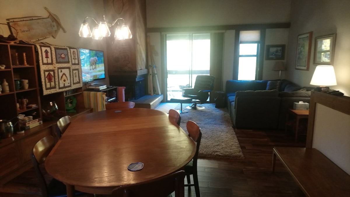 带壁炉和阳台的餐厅和客厅。