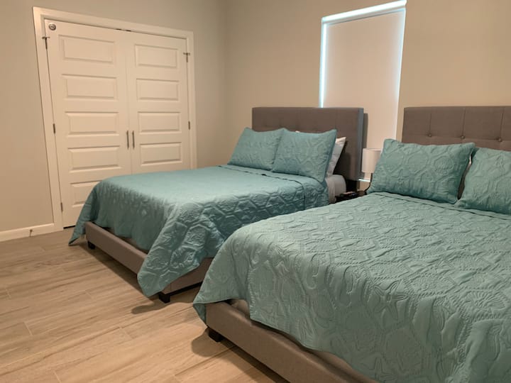 غرفة نوم 3 بسريرين كاملين 