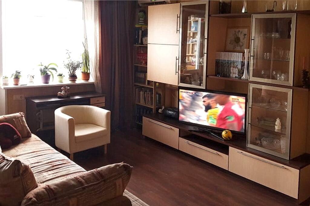 Уютно расположиться для просмотра TV
