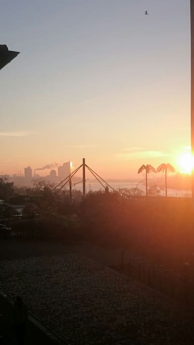 Elbphilharmonie bei Sonnenaufgang