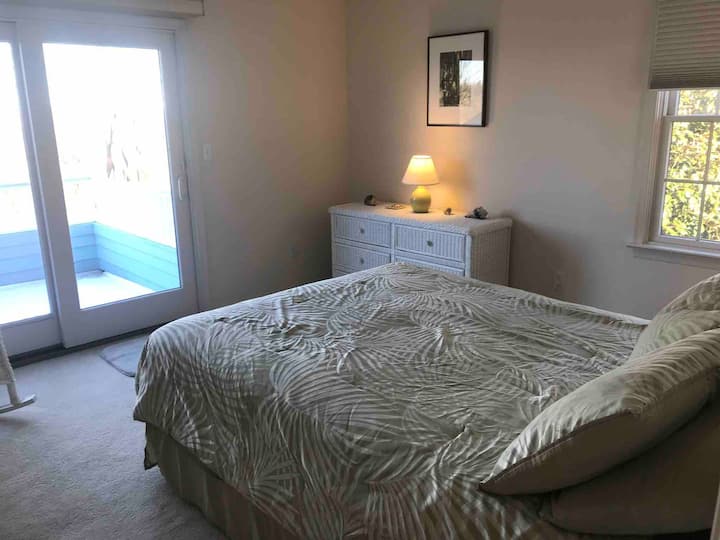 1. z 3 spální na druhom poschodí (pravá strana domu). Má manželskú posteľ, súkromnú terasu a výhľad na lúku. 