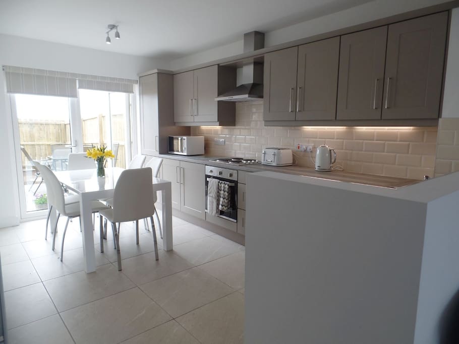 Bright kitchen/dining area