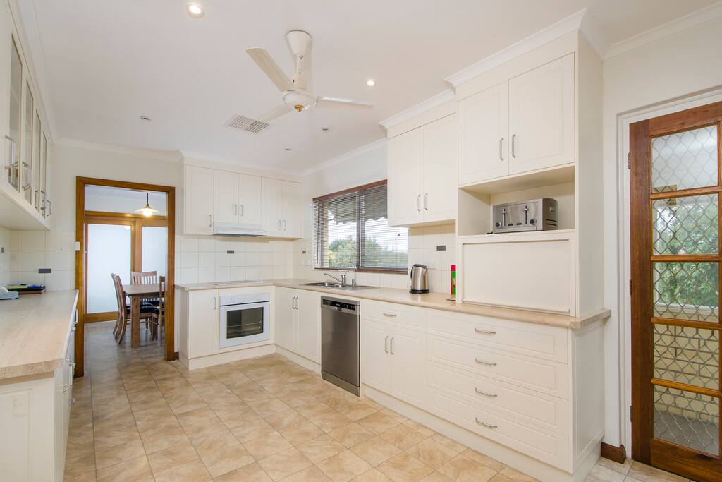9 Fairlie Street - Kitchen