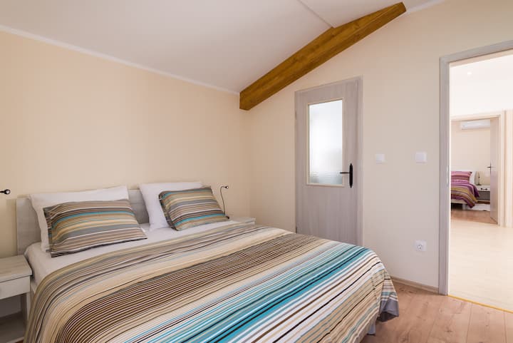 first and ma8 in bedroom with bathroom
露台
电视/卫星电视
空调