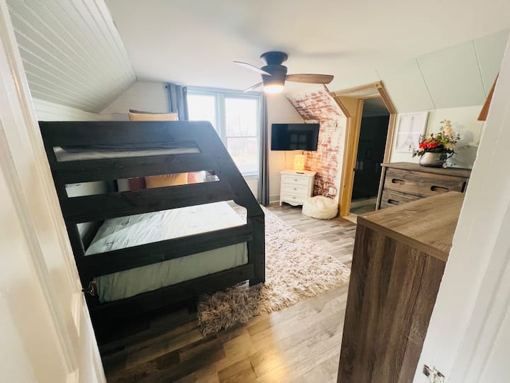 Das zweite Schlafzimmer im Obergeschoss verfügt über einen 55-Zoll-Fernseher: Etagenbett mit Queensize-Bett und zwei Einzelbetten.