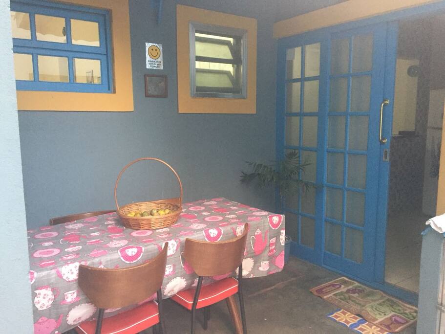 Quintal com mesa de jantar
