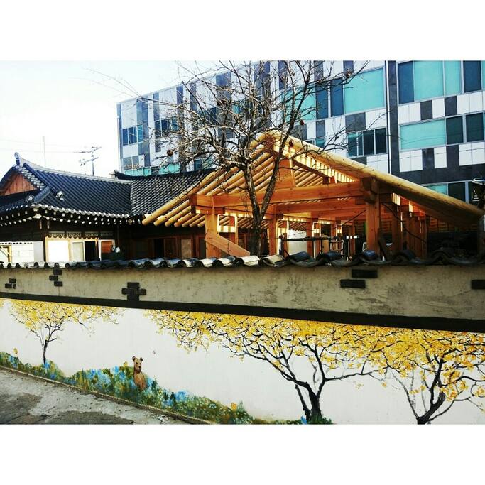 무작정하우스의 담벼락입니다.
직접 그린만큼 더욱 아기자기, 예쁘죠~