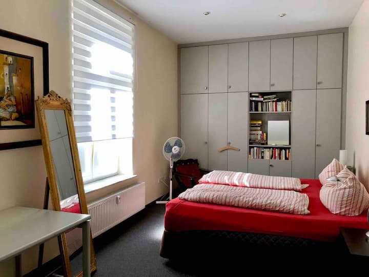 Dormitorio grande para 2 personas con cama DUX de 1,80 x 2,20 m