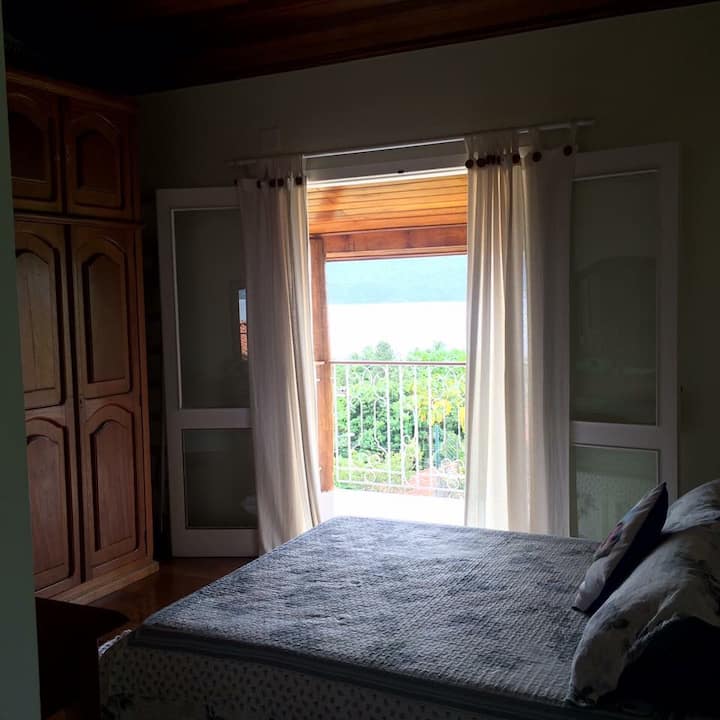 ห้องพักที่มีระเบียงมองเห็นวิวทะเล 