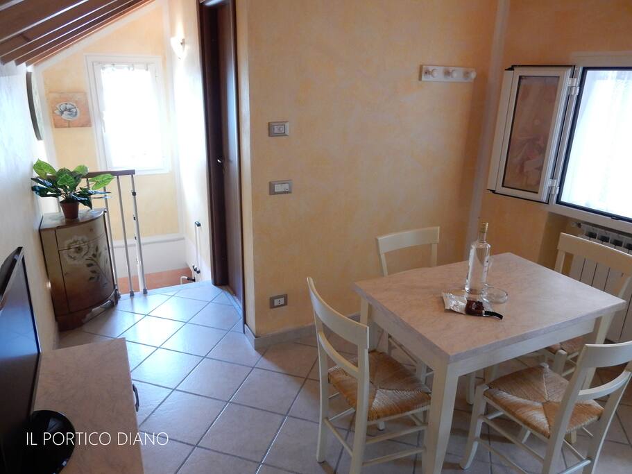 Ingresso bagno e scale per zona notte
