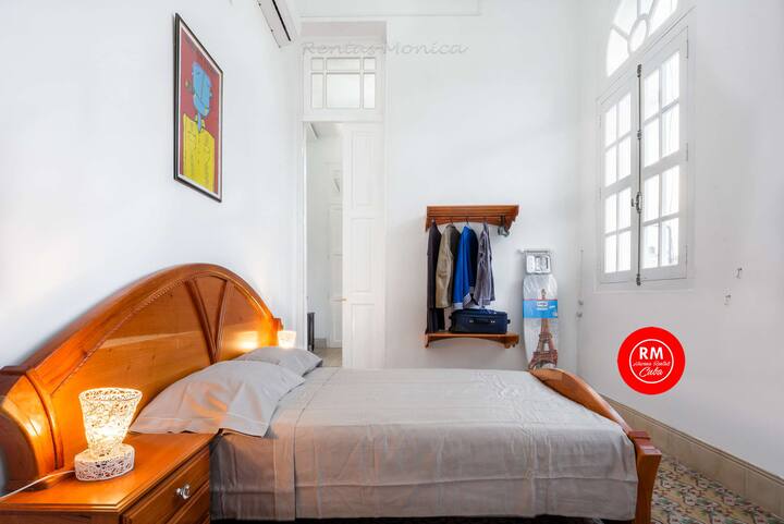 חדר שינה מס '2 עם מיטה זוגית, מזגן, כספת למסמכים וכסף, מגהץ, קולבים, גישה למרפסת וחדר רחצה משותף