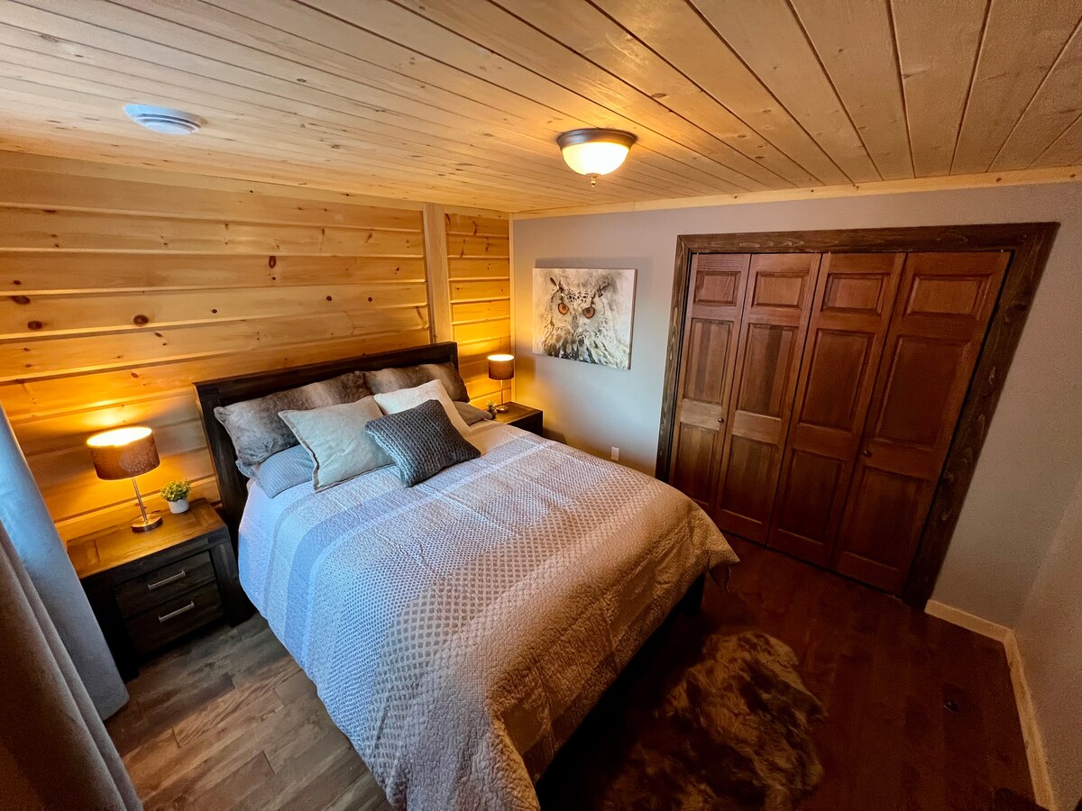 Cama Queen realmente muy cómoda en la habitación de la planta baja.