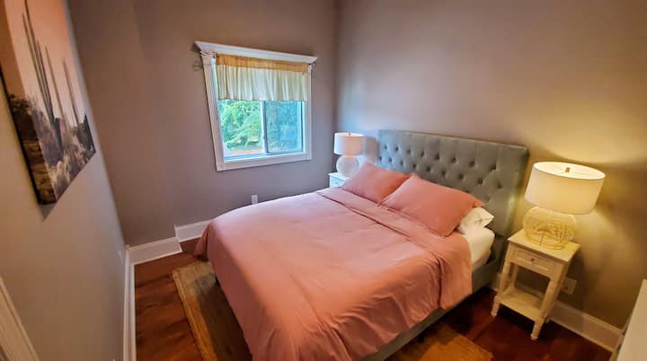 غرفة نوم في الطابق الثاني - سرير بحجم كبير