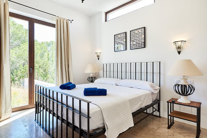 Bedroom 4 with super king size bed
